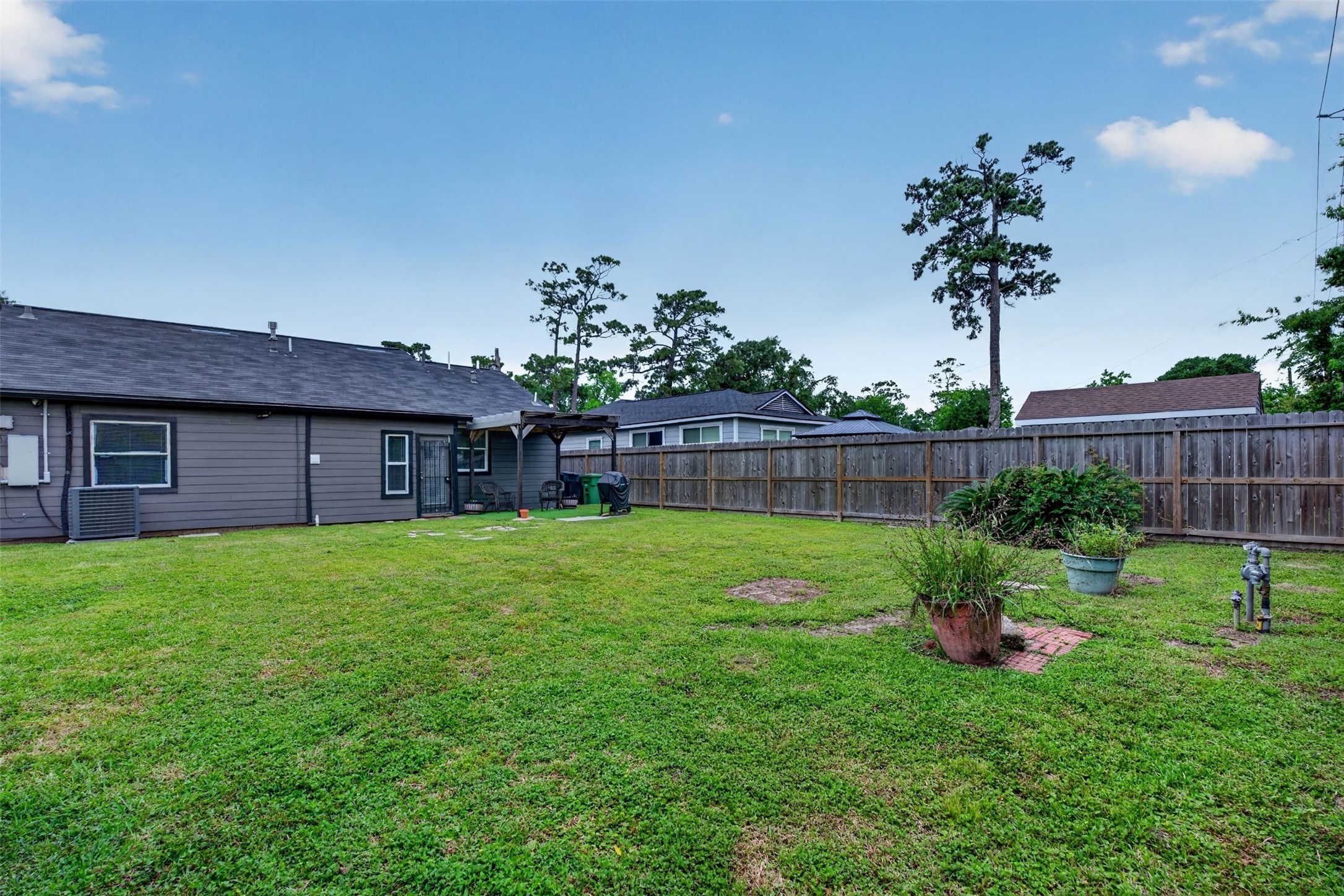 3863 Arbor Street Houston, TX 77004 - Photo 33 of 35 a house view with a garden space