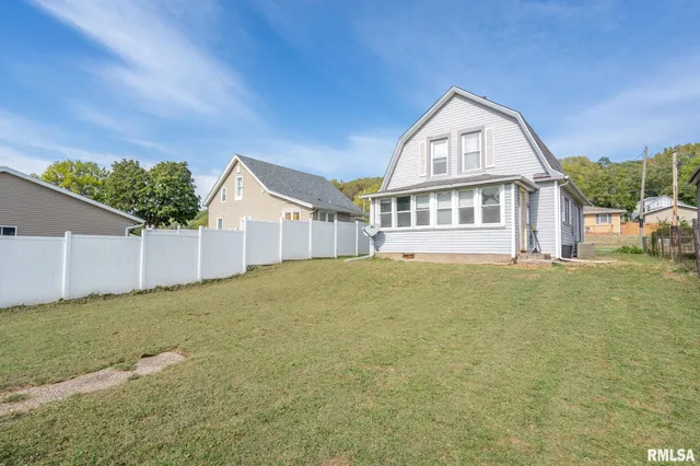 $115,000 | 2216 New Hampshire Street, Muscatine, IA 52761