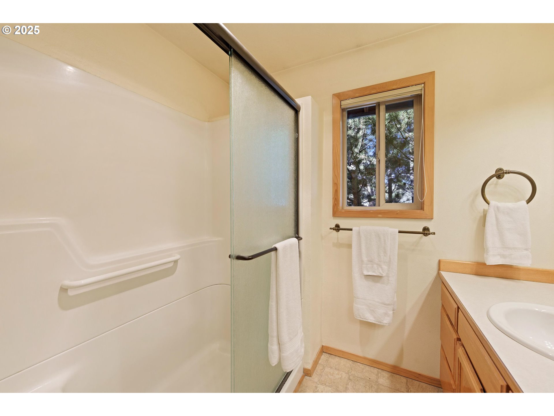 64520 Joe Neil Road Bend, OR 97701 - Photo 28 of 40 a bathroom with a sink and a mirror