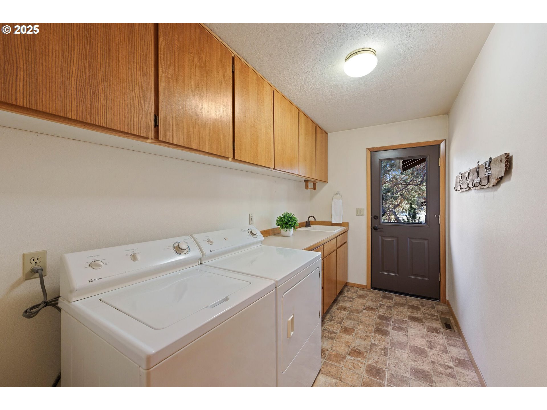 64520 Joe Neil Road Bend, OR 97701 - Photo 32 of 40 a utility room with dryer and washer