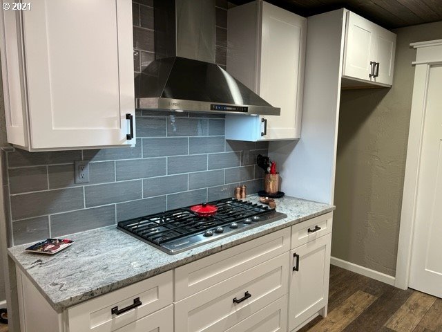 83490 Rattlesnake Road Dexter, OR 97431 - Photo 13 of 27 a stove top oven sitting inside of a kitchen