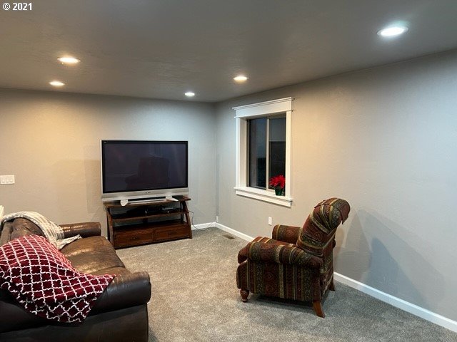83490 Rattlesnake Road Dexter, OR 97431 - Photo 19 of 27 a living room with furniture and a flat screen tv