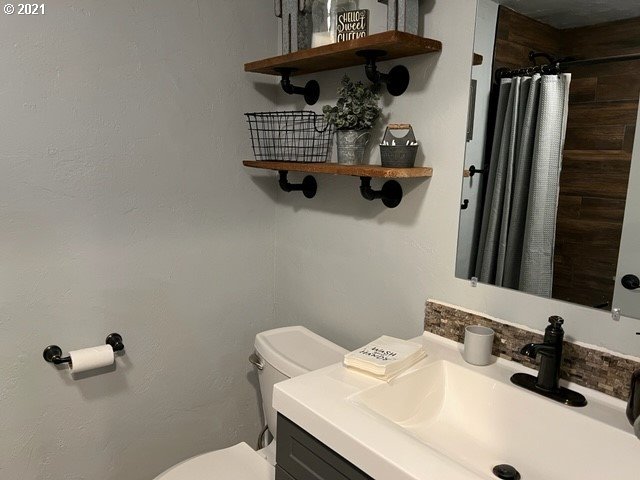 83490 Rattlesnake Road Dexter, OR 97431 - Photo 20 of 27 a bathroom with a sink and a mirror