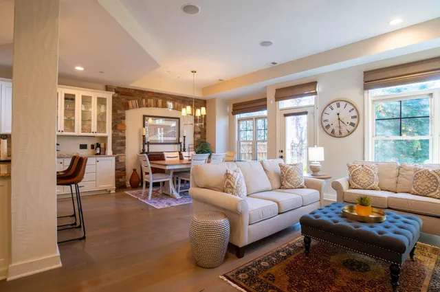 $625,000 | 1957 Oak Street, Mendota Heights, MN 55118