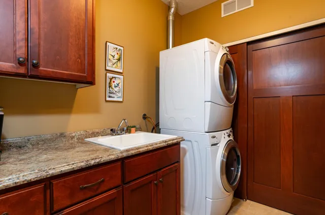 $625,000 | 1957 Oak Street, Mendota Heights, MN 55118