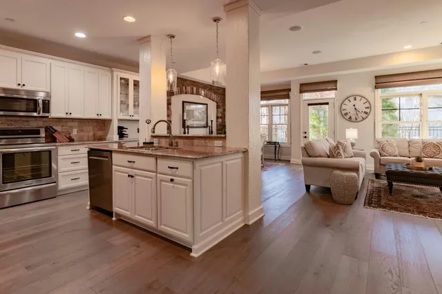 $625,000 | 1957 Oak Street, Mendota Heights, MN 55118