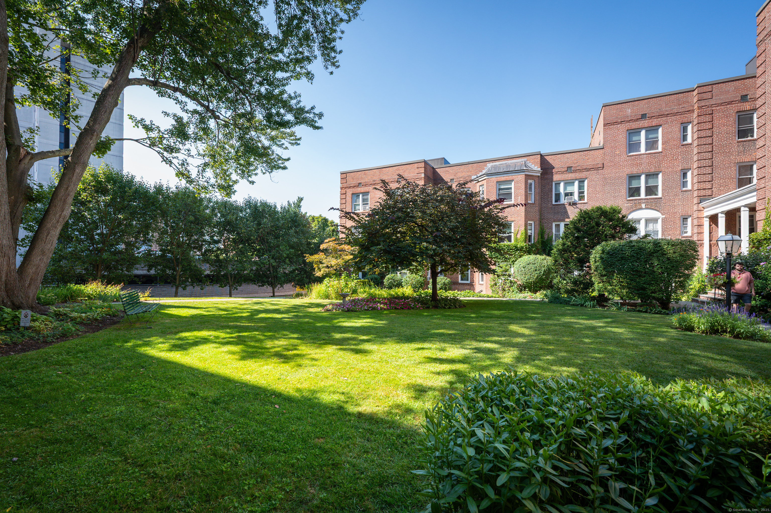 70 Strawberry Hill Avenue, Unit 22D Stamford, CT 06902 - Photo 28 of 39 a view of a big yard with a large tree