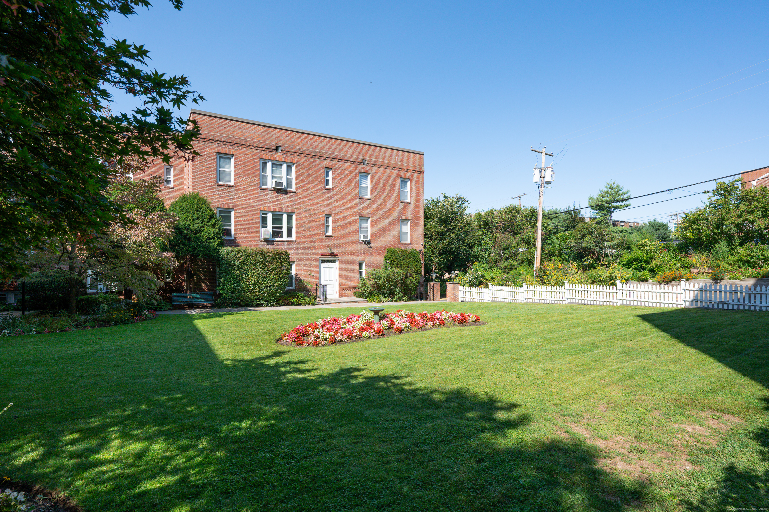 70 Strawberry Hill Avenue, Unit 22D Stamford, CT 06902 - Photo 29 of 39 a view of a house with a yard table and chairs