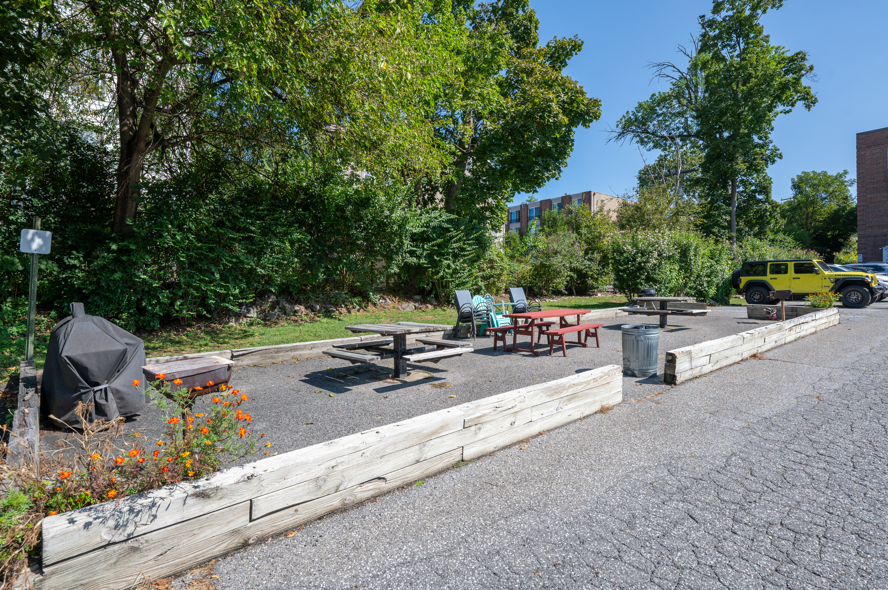 70 Strawberry Hill Avenue, Unit 22D Stamford, CT 06902 - Photo 35 of 39 a view of a terrace with sitting area