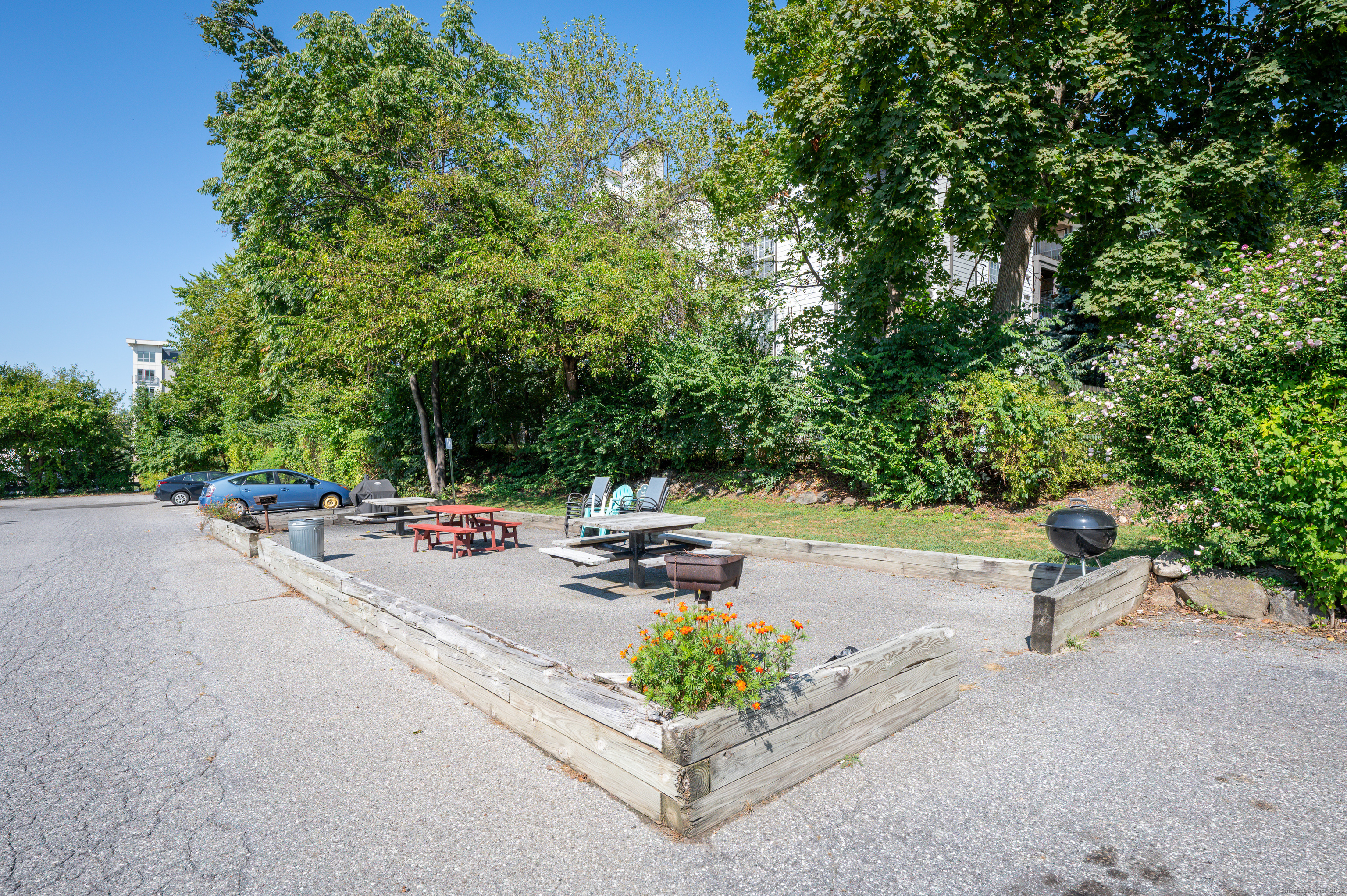 70 Strawberry Hill Avenue, Unit 22D Stamford, CT 06902 - Photo 36 of 39 a view of backyard with a table and chairs under an umbrella