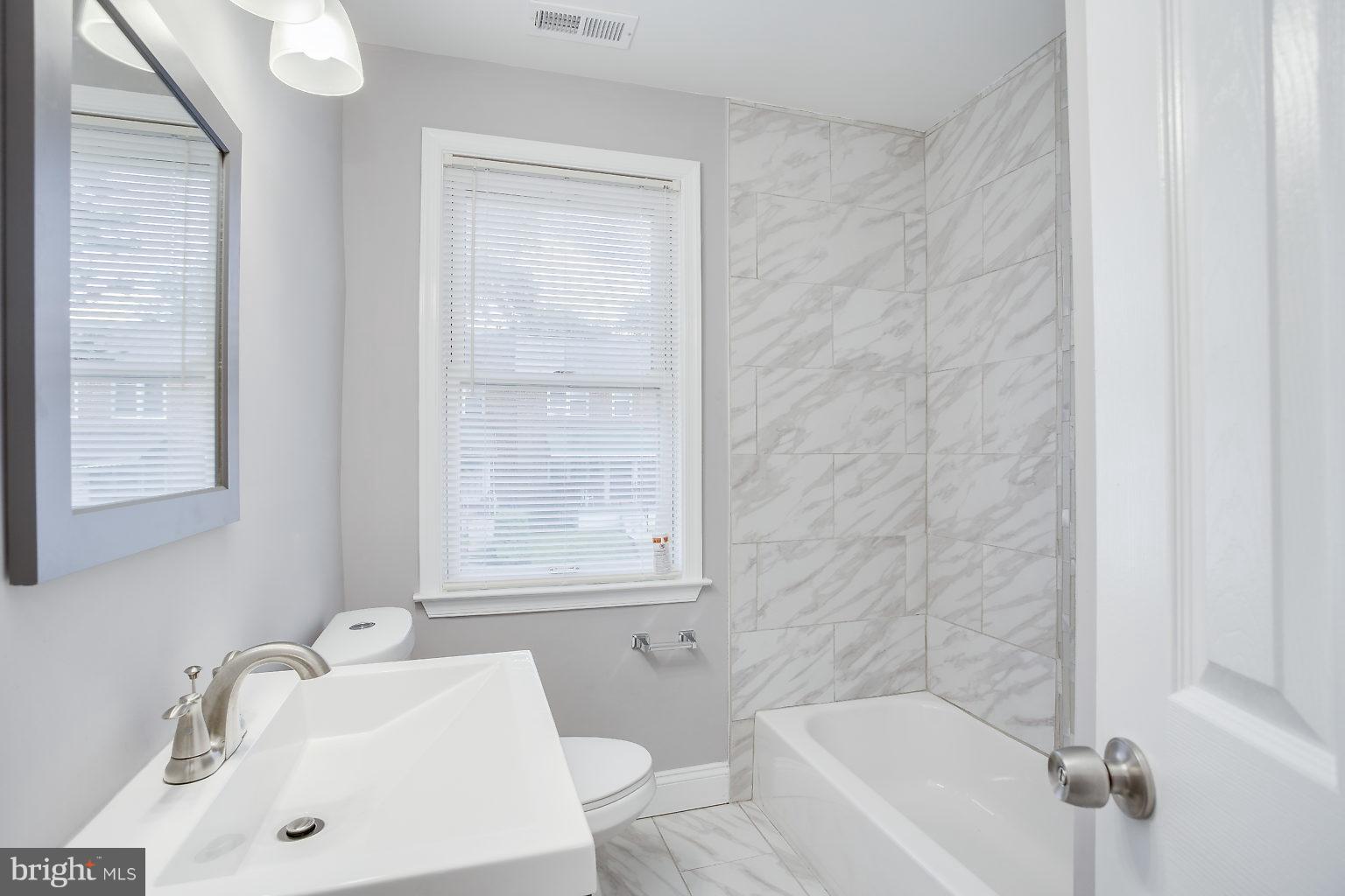 4222 Colborne Road Baltimore, MD 21229 - Photo 11 of 22 Bath