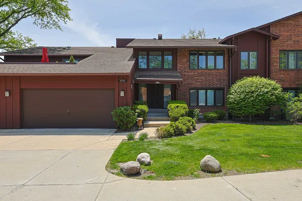 $379,000 | 3101 Toulon Drive, Unit B2, Northbrook, IL 60062