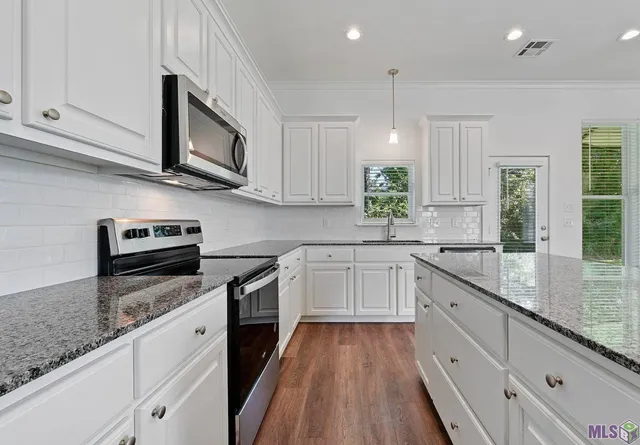 $2,400 | 616 Lake Shelf Drive, Baton Rouge, LA 70820