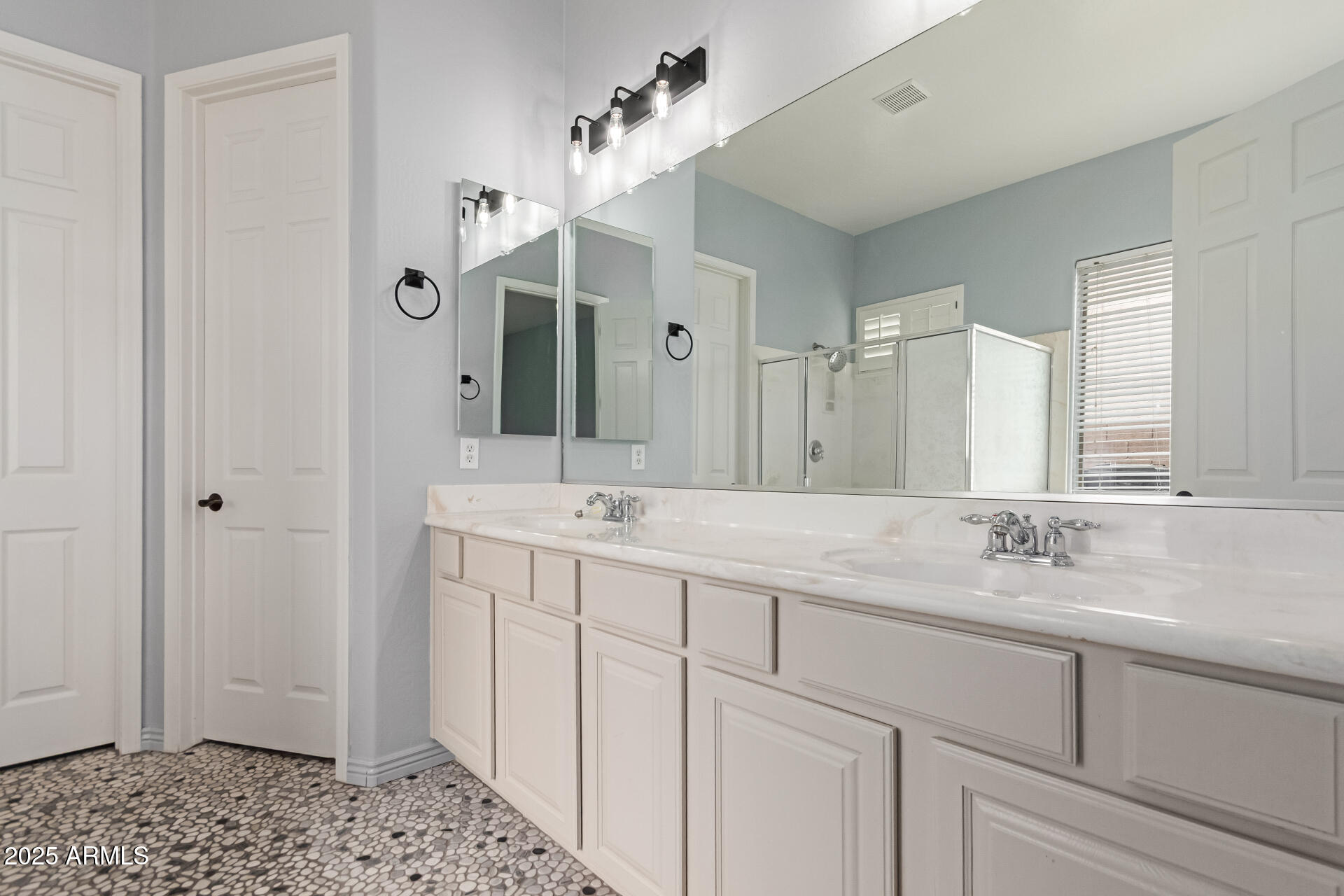 3054 South Colonial Street Gilbert, AZ 85295 - Photo 12 of 29 a bathroom with a double vanity sink and a mirror