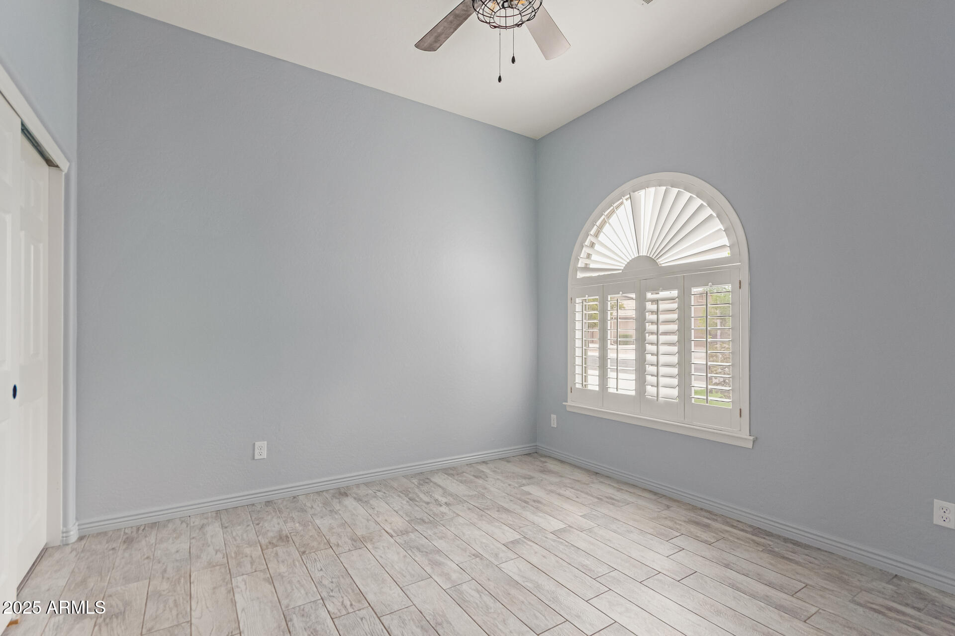 3054 South Colonial Street Gilbert, AZ 85295 - Photo 15 of 29 an empty room with a window