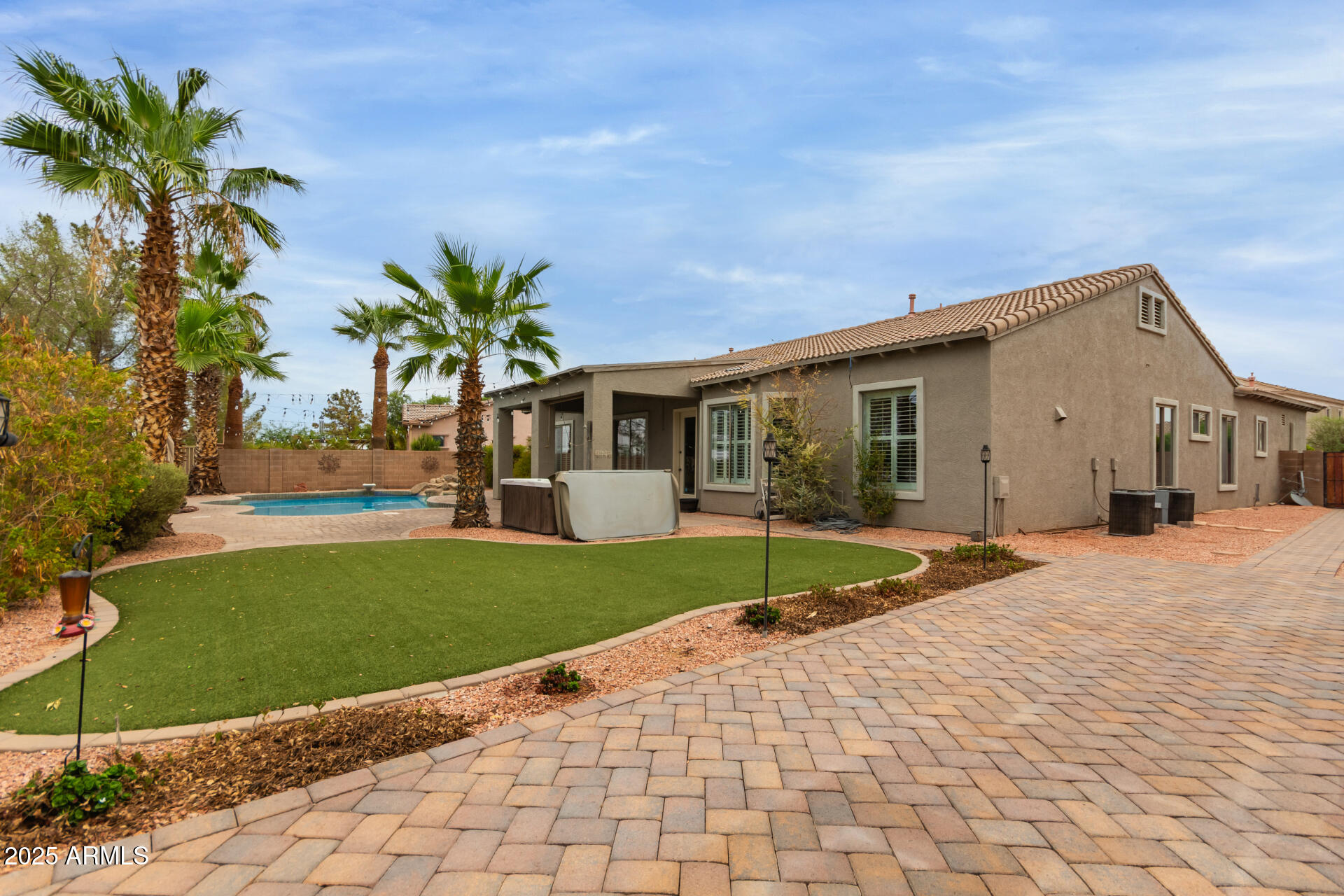 3054 South Colonial Street Gilbert, AZ 85295 - Photo 26 of 29 a front view of a house with garden