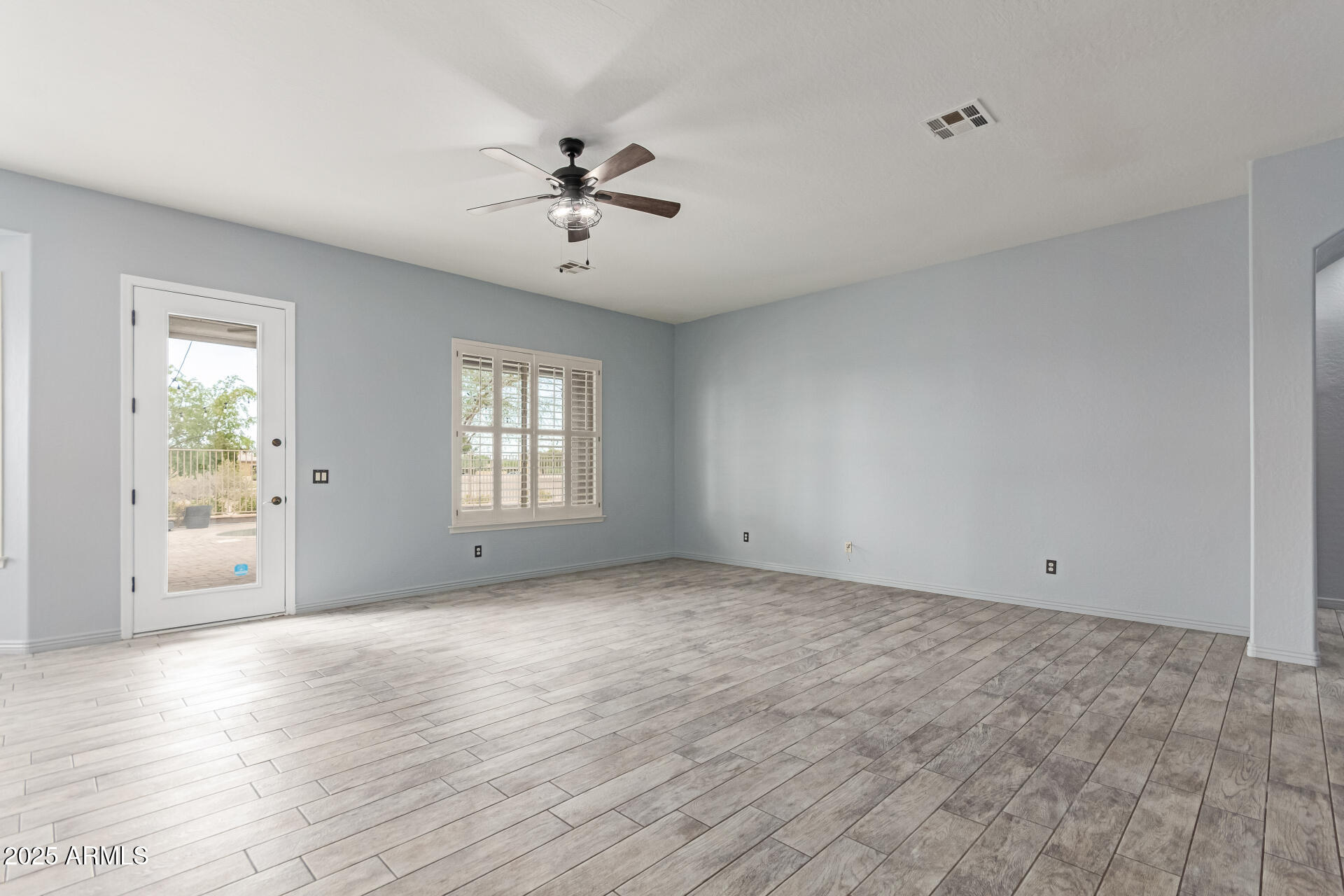3054 South Colonial Street Gilbert, AZ 85295 - Photo 4 of 29 a view of an empty room with a window