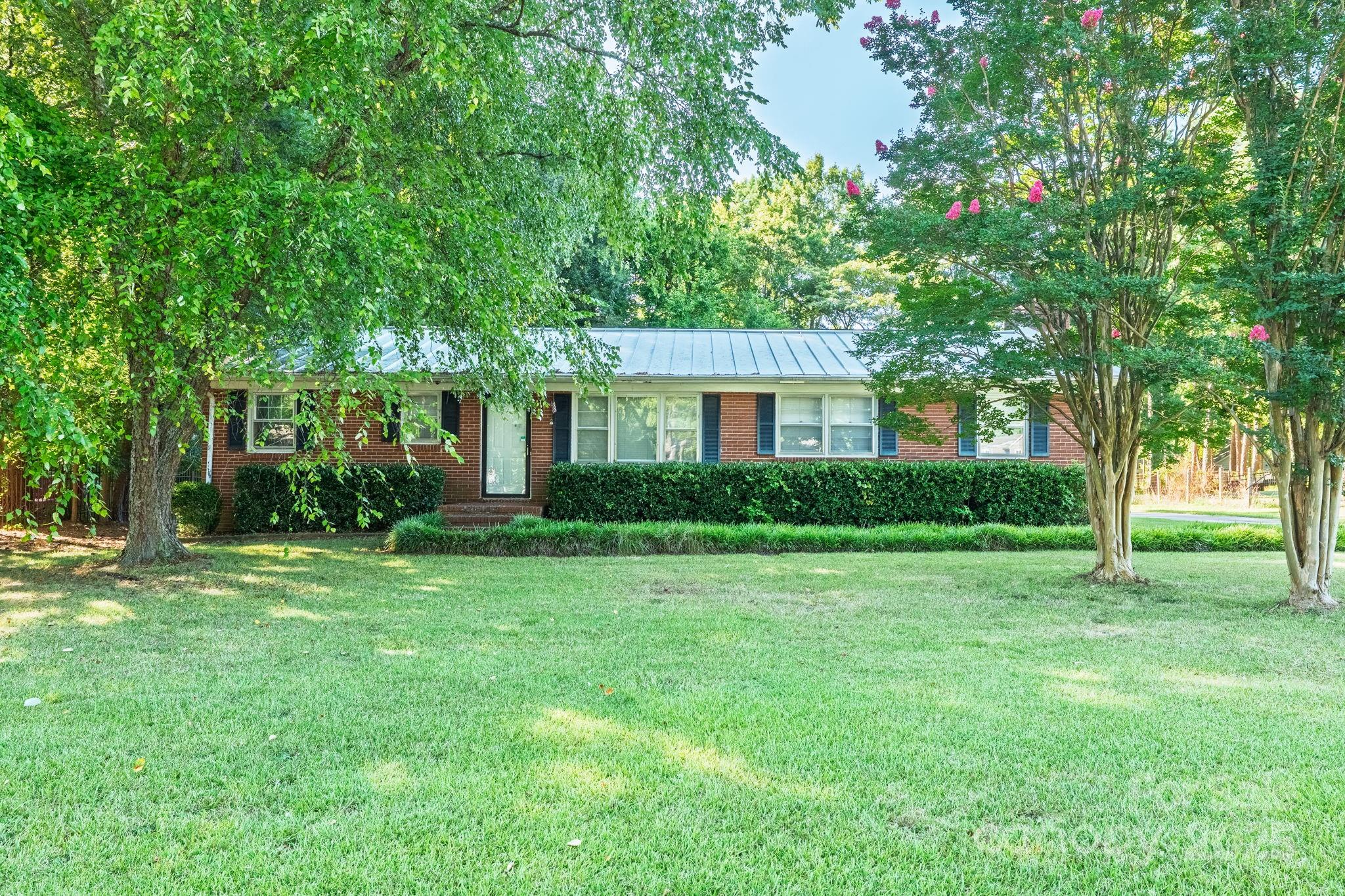 5300 Nevin Road Charlotte, NC 28269 - Photo 1 of 35 Gallery Image 1