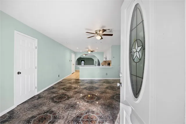 a view of a livingroom with a ceiling fan