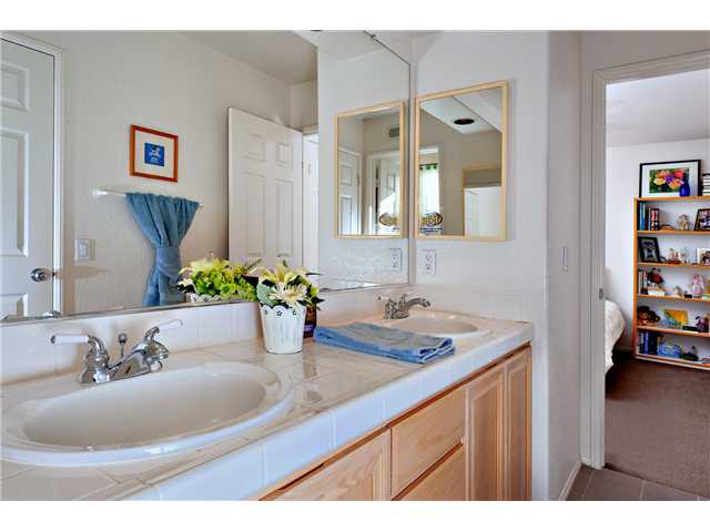 4890 Riding Ridge Road San Diego, CA 92130 - Photo 22 of 25 Jack & Jill Bathroom