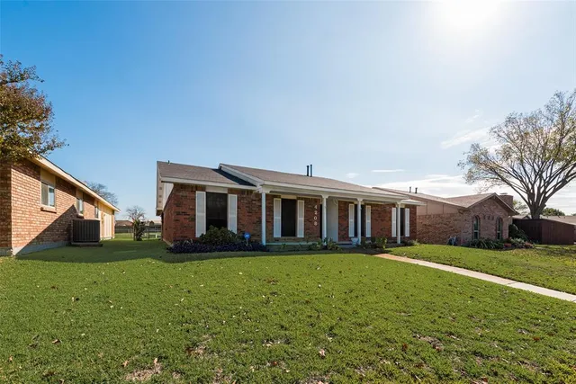 a view of a house with a yard