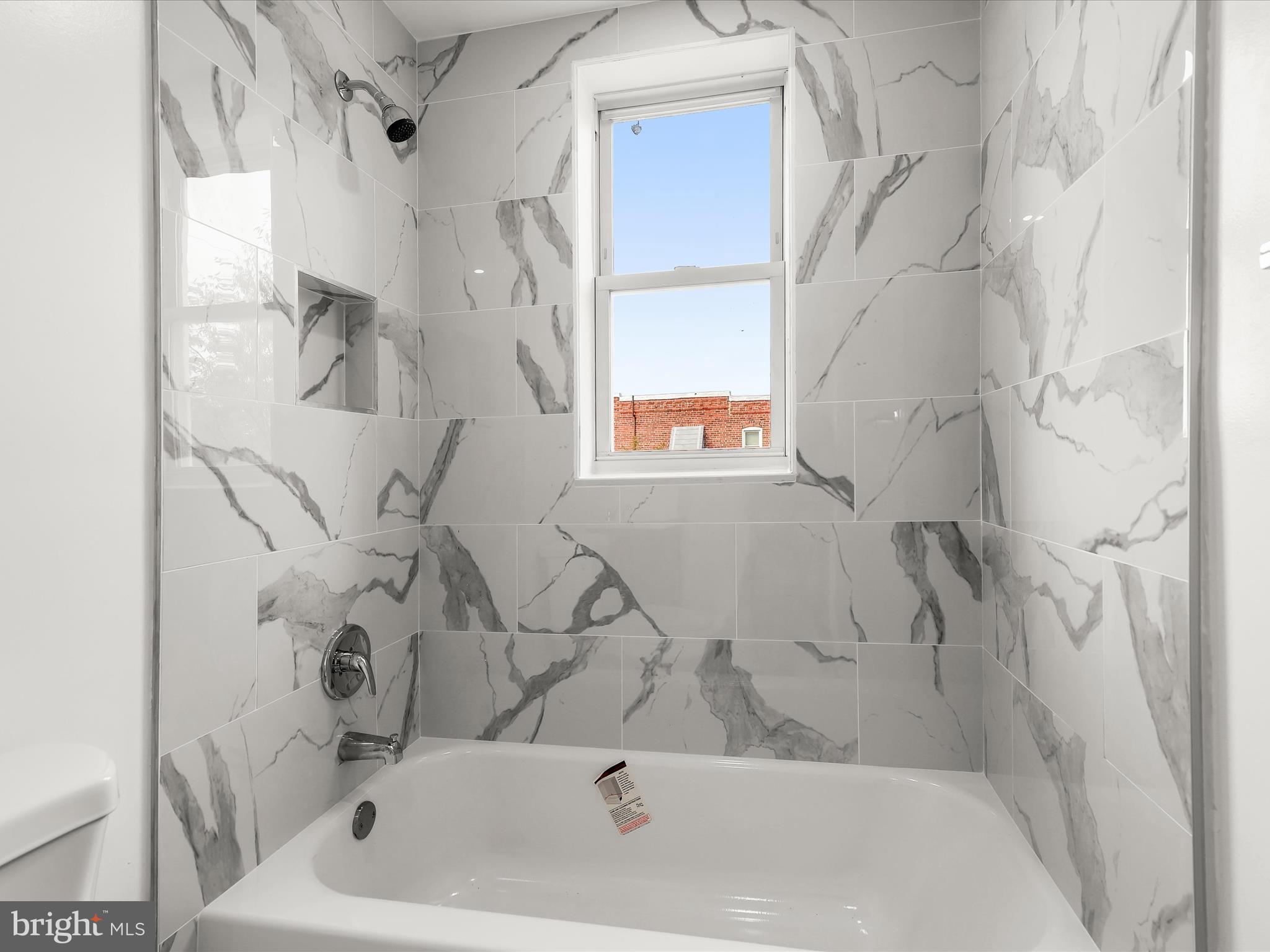 2800 East Chase Street Baltimore, MD 21213 - Photo 24 of 37 a bathroom with a bathtub