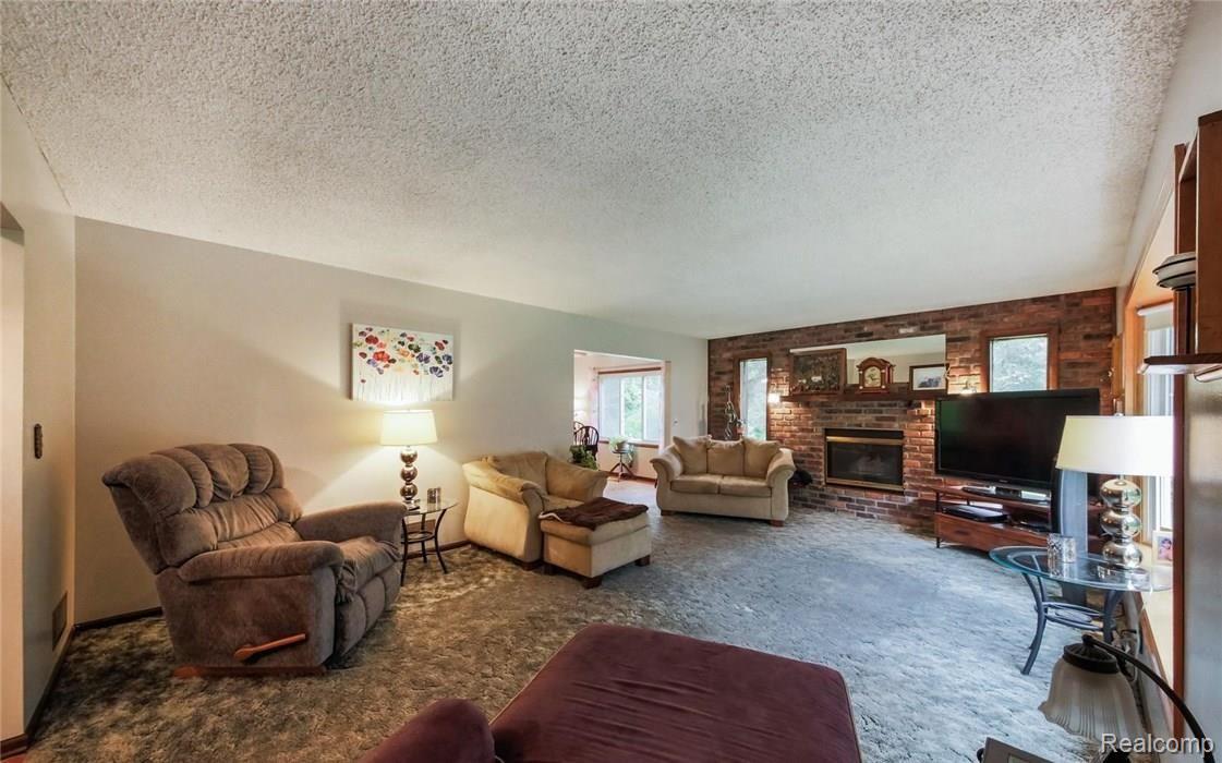 2250 Tiplady Road Pinckney, MI 48169 - Photo 7 of 29 4.jpg