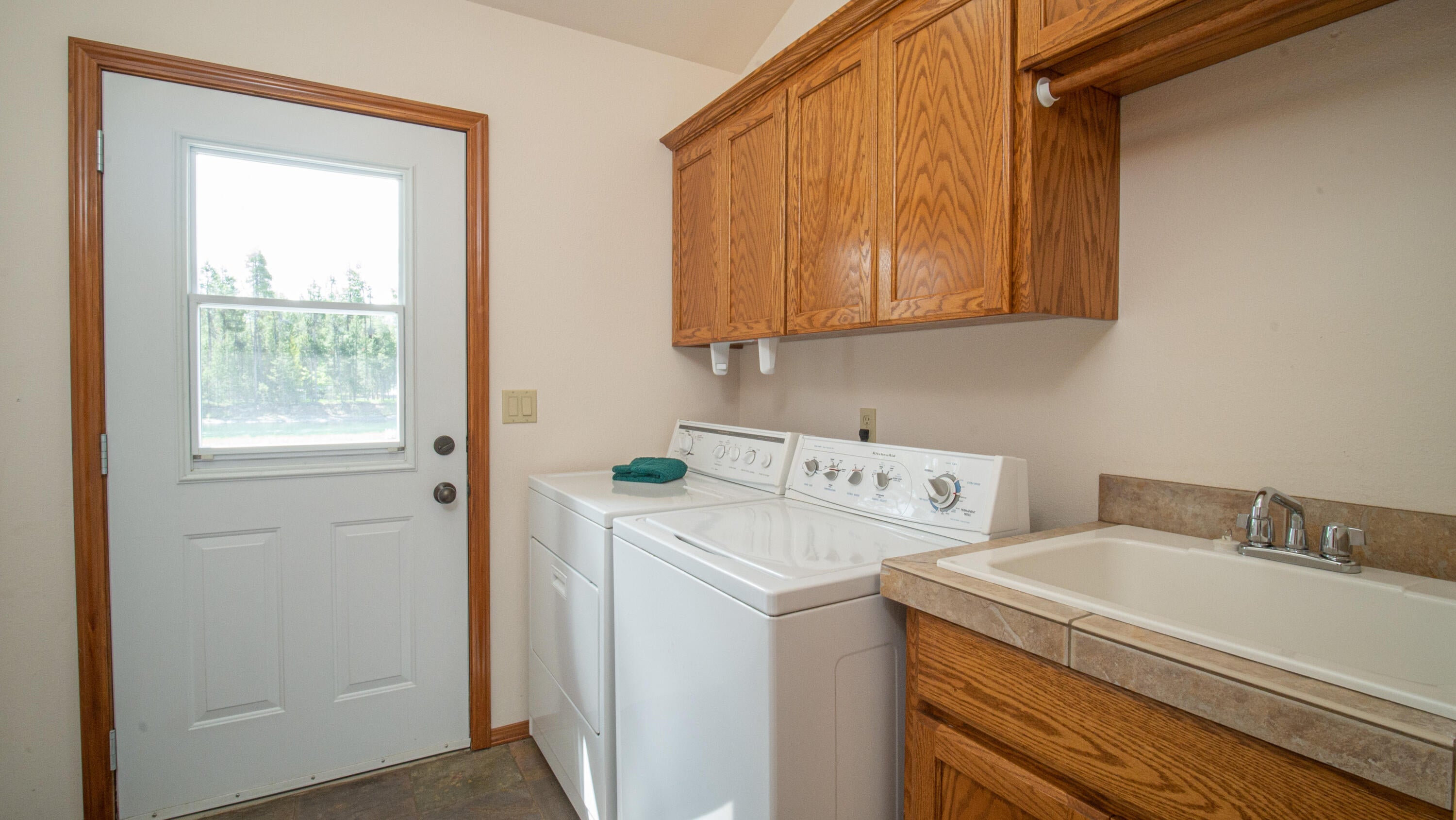 17079 Upland Road Bend, OR 97707 - Photo 15 of 32 Laundry Room