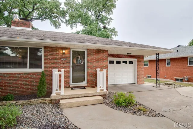 $235,000 | 5504 Ladue Drive, Godfrey, IL 62035