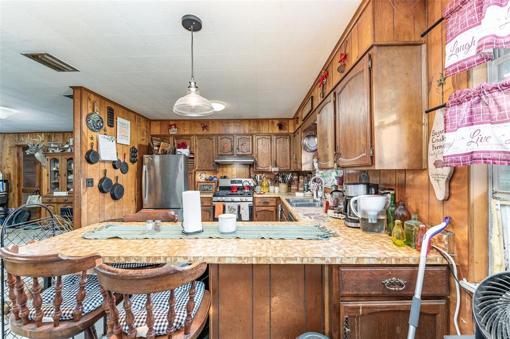 910 Bumby Lane Wauchula, FL 33873 - Photo 13 of 37 a kitchen with granite countertop a sink and a stove