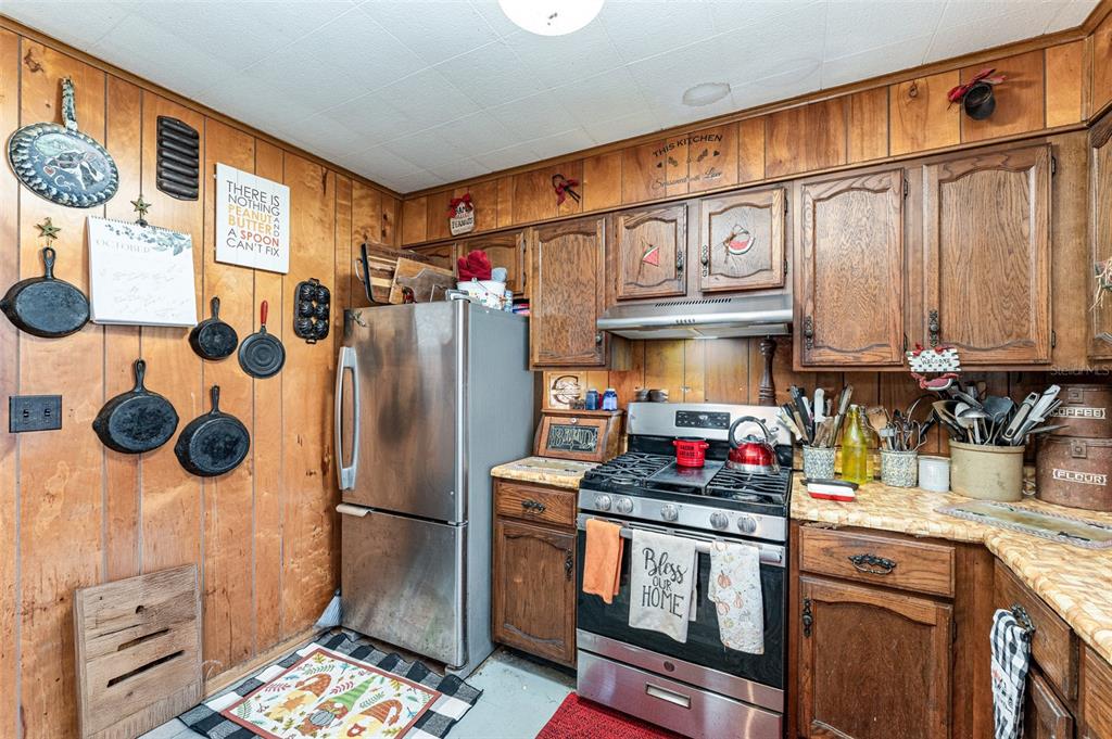 910 Bumby Lane Wauchula, FL 33873 - Photo 14 of 37 a kitchen with stainless steel appliances granite countertop a sink a stove and a refrigerator