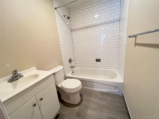$3,950 | 60 Marwood Road North, Unit B / RIGHT, Port Washington, NY 11050