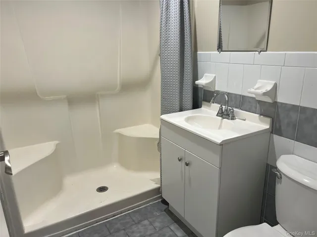 $3,950 | 60 Marwood Road North, Unit B / RIGHT, Port Washington, NY 11050