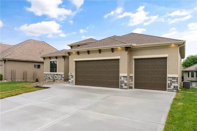 $689,900 | 4367 Northeast Hideaway Drive, Lee's Summit, MO 64064