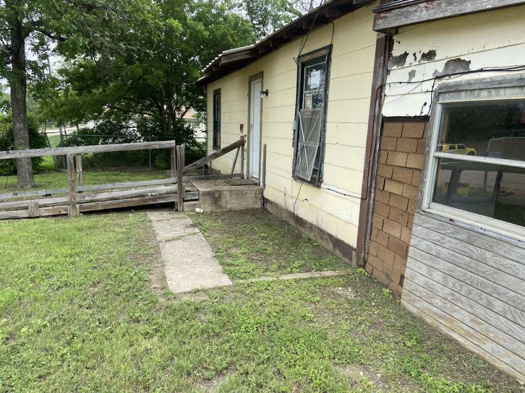 409 West 4th Street Coleman, TX 76834 - Photo 2 of 7 a view of a backyard