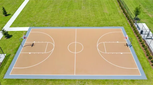 a view of a backyard