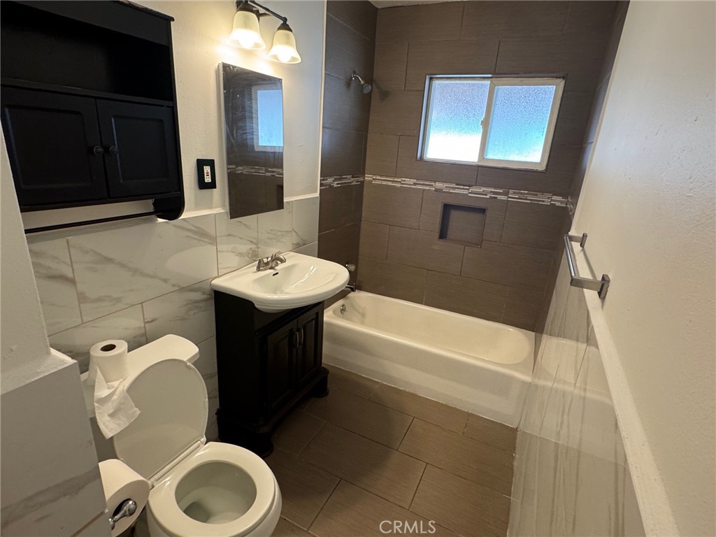 926 Griffith Way Hemet, CA 92543 - Photo 16 of 30 a bathroom with a sink a toilet and mirror