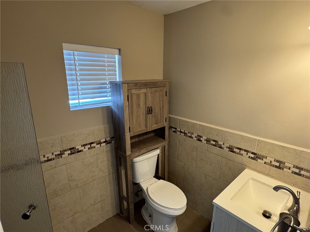 926 Griffith Way Hemet, CA 92543 - Photo 19 of 30 a bathroom with a toilet and a sink