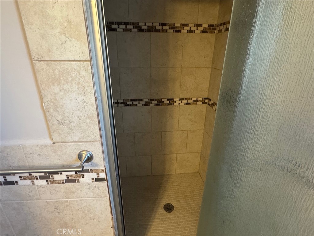 926 Griffith Way Hemet, CA 92543 - Photo 20 of 30 a bathroom with a shower