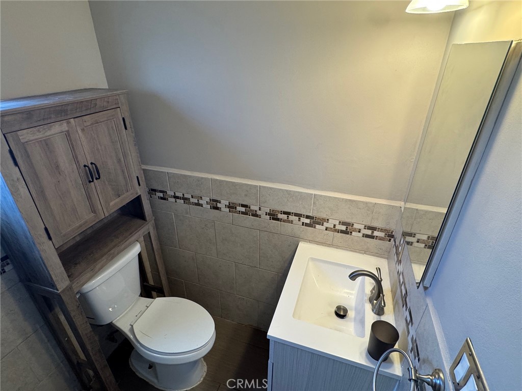 926 Griffith Way Hemet, CA 92543 - Photo 21 of 30 a bathroom with a sink and a toilet