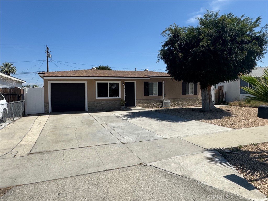 926 Griffith Way Hemet, CA 92543 - Photo 30 of 30 a front view of a house with a yard