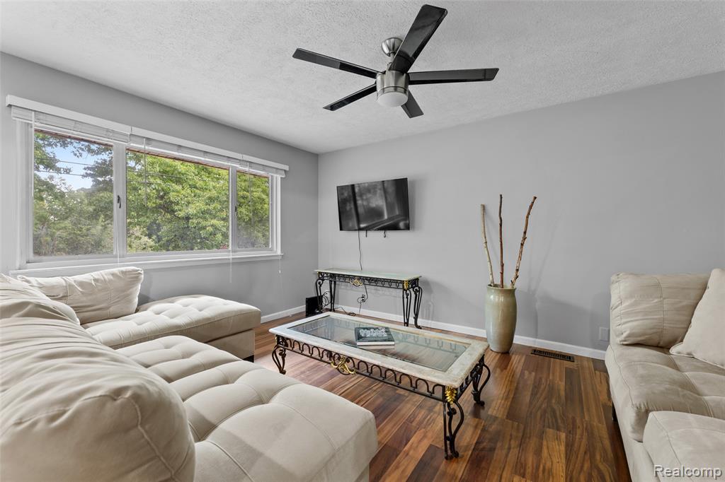 9711 Dartmouth Road Clarkston, MI 48348 - Photo 7 of 22 Gallery Image 7