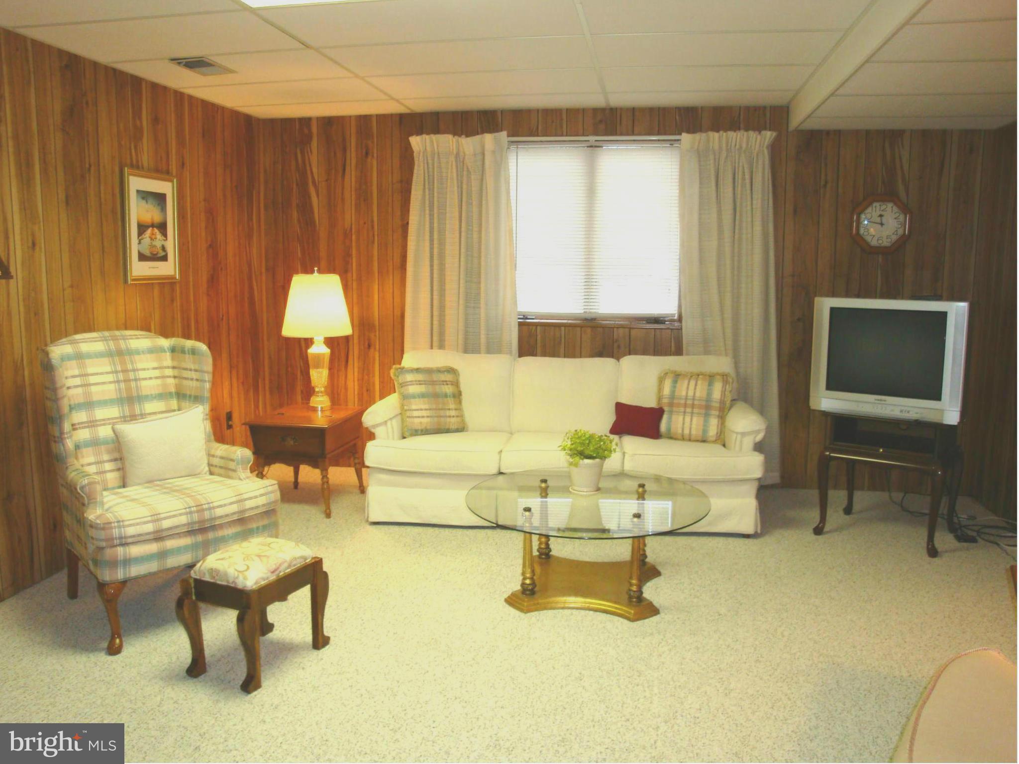 2404 Perring Woods Road Baltimore, MD 21234 - Photo 21 of 28 Family Room