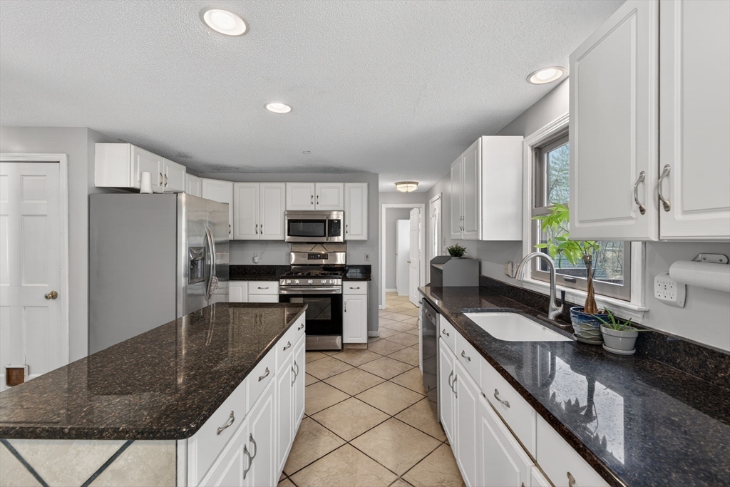 12 Hammond Farm Road Haverhill, MA 01832 - Photo 13 of 42