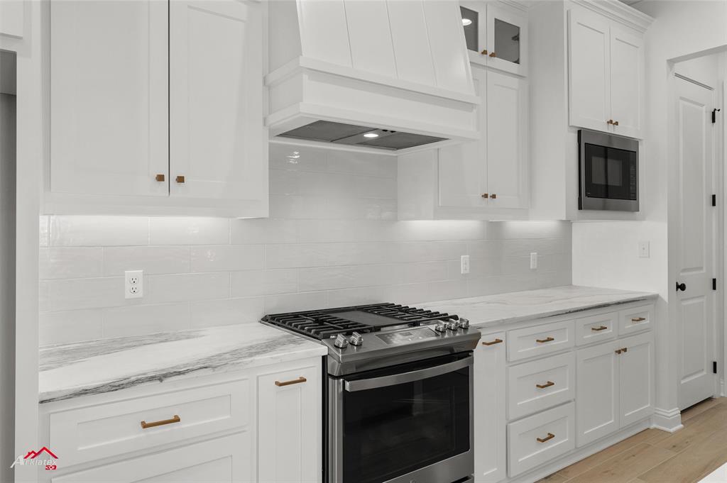 35 Turtle Creek Drive Benton, LA 71006 - Photo 14 of 32 a kitchen with white cabinets and appliances