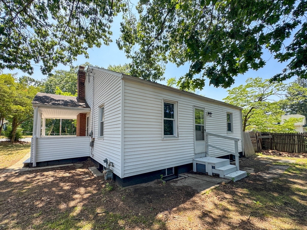 4 Wolfe Street Springfield, MA 01020 - Photo 4 of 24
