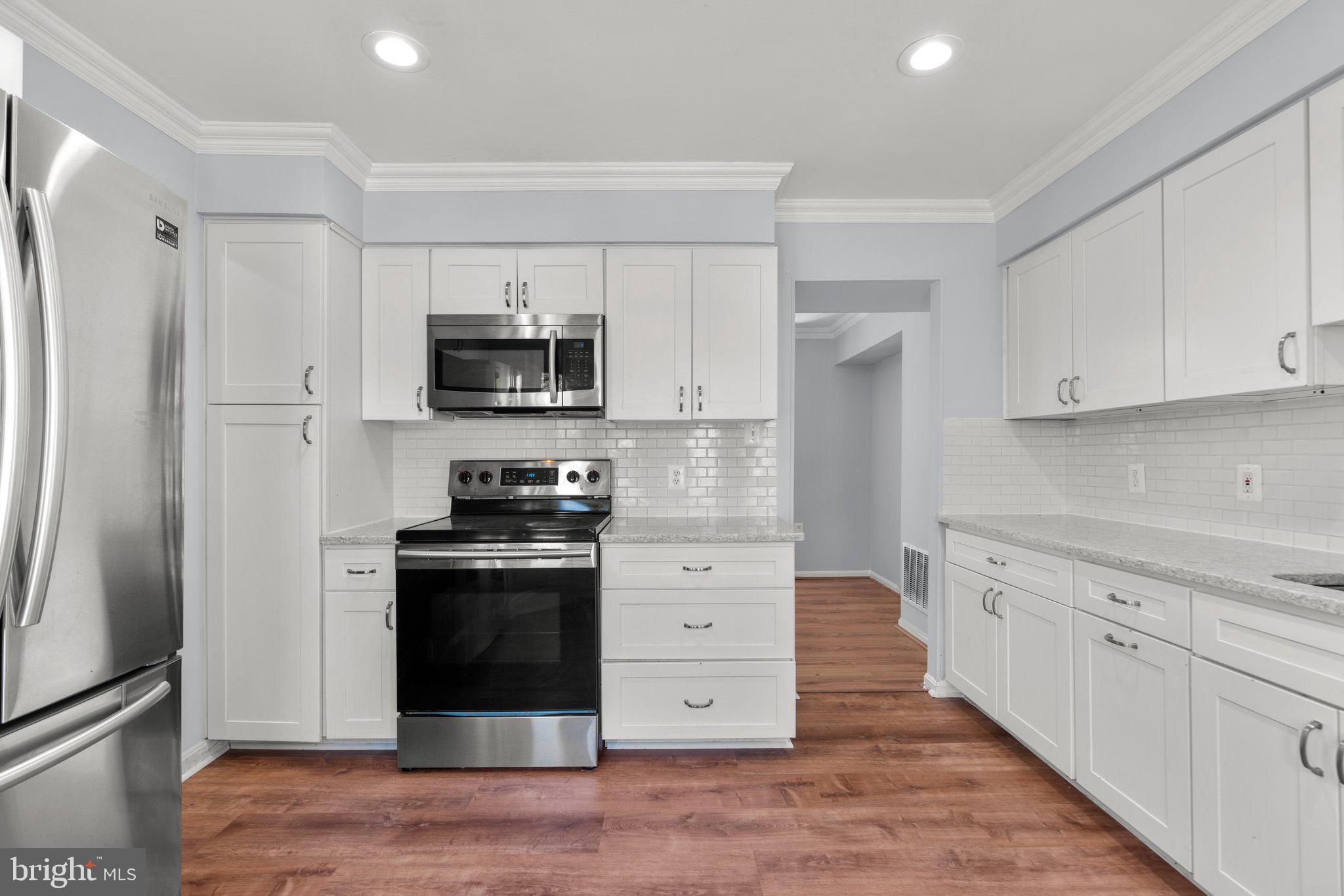 9130 Bobwhite Circle Gaithersburg, MD 20879 - Photo 12 of 36 a kitchen with a stove and a refrigerator