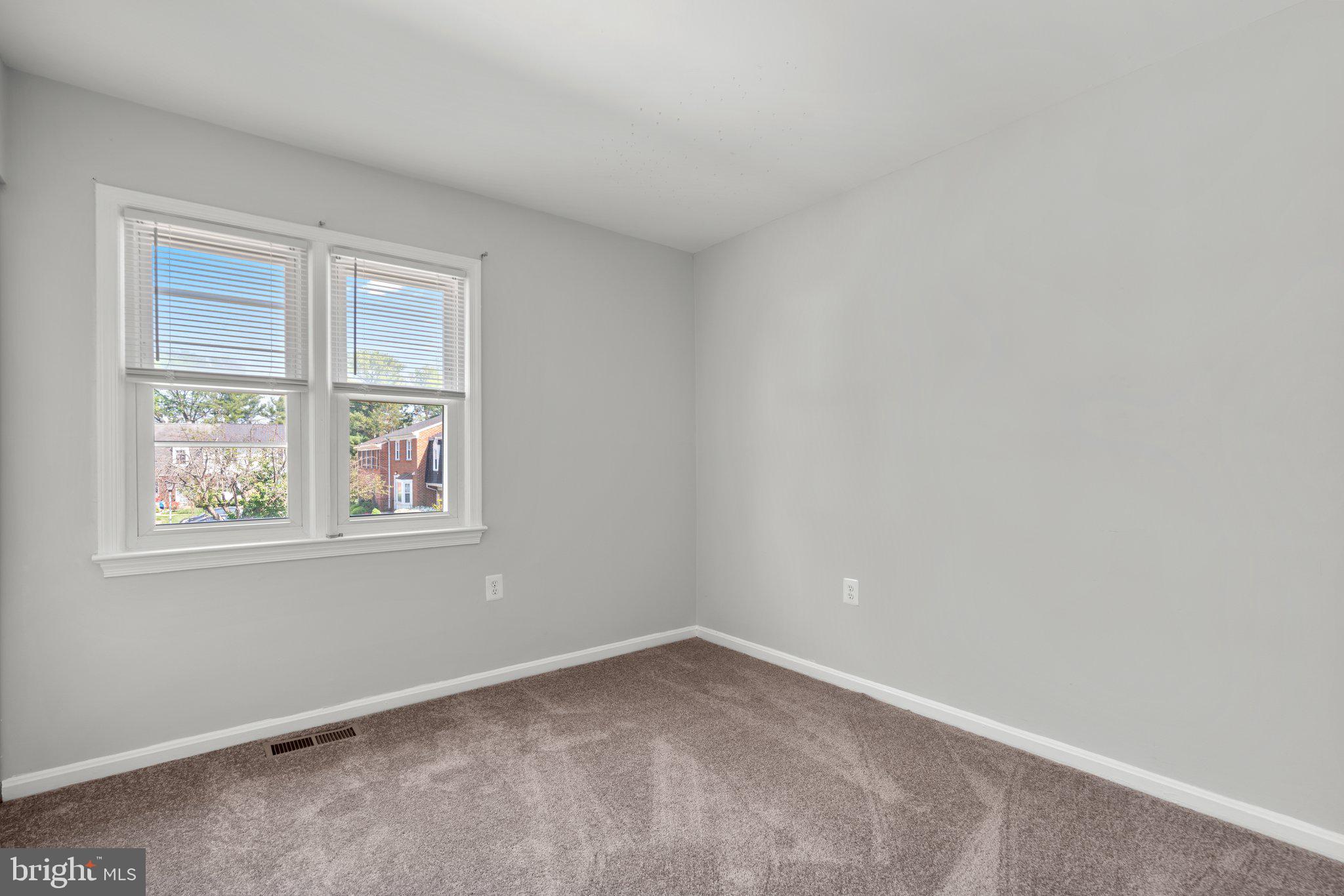 9130 Bobwhite Circle Gaithersburg, MD 20879 - Photo 14 of 36 an empty room with windows