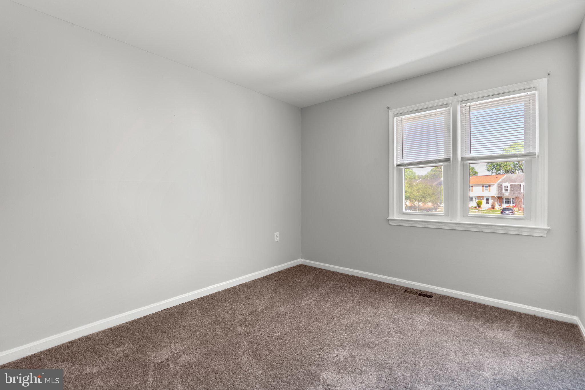 9130 Bobwhite Circle Gaithersburg, MD 20879 - Photo 16 of 36 an empty room with a window