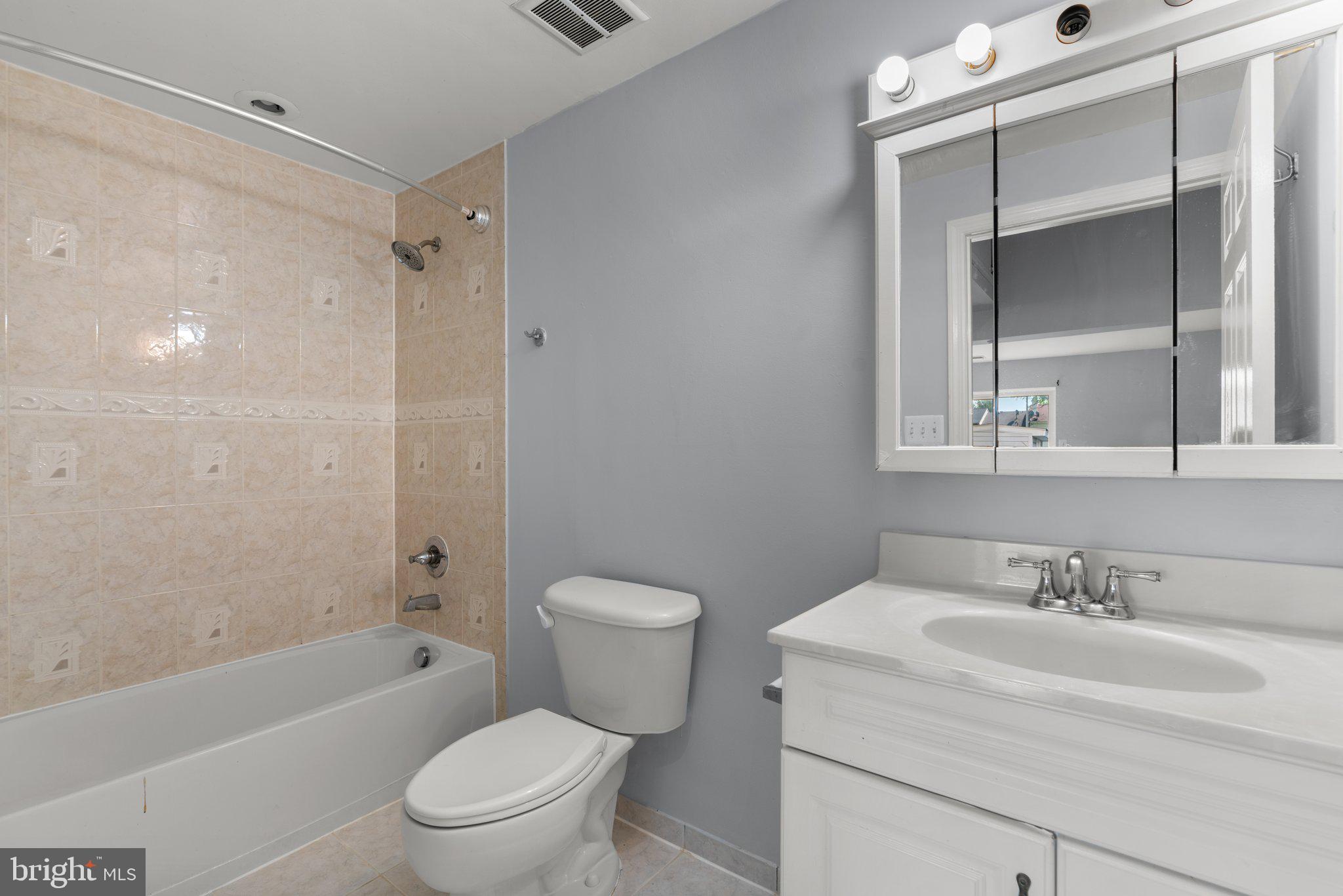 9130 Bobwhite Circle Gaithersburg, MD 20879 - Photo 31 of 36 a bathroom with a sink toilet and shower